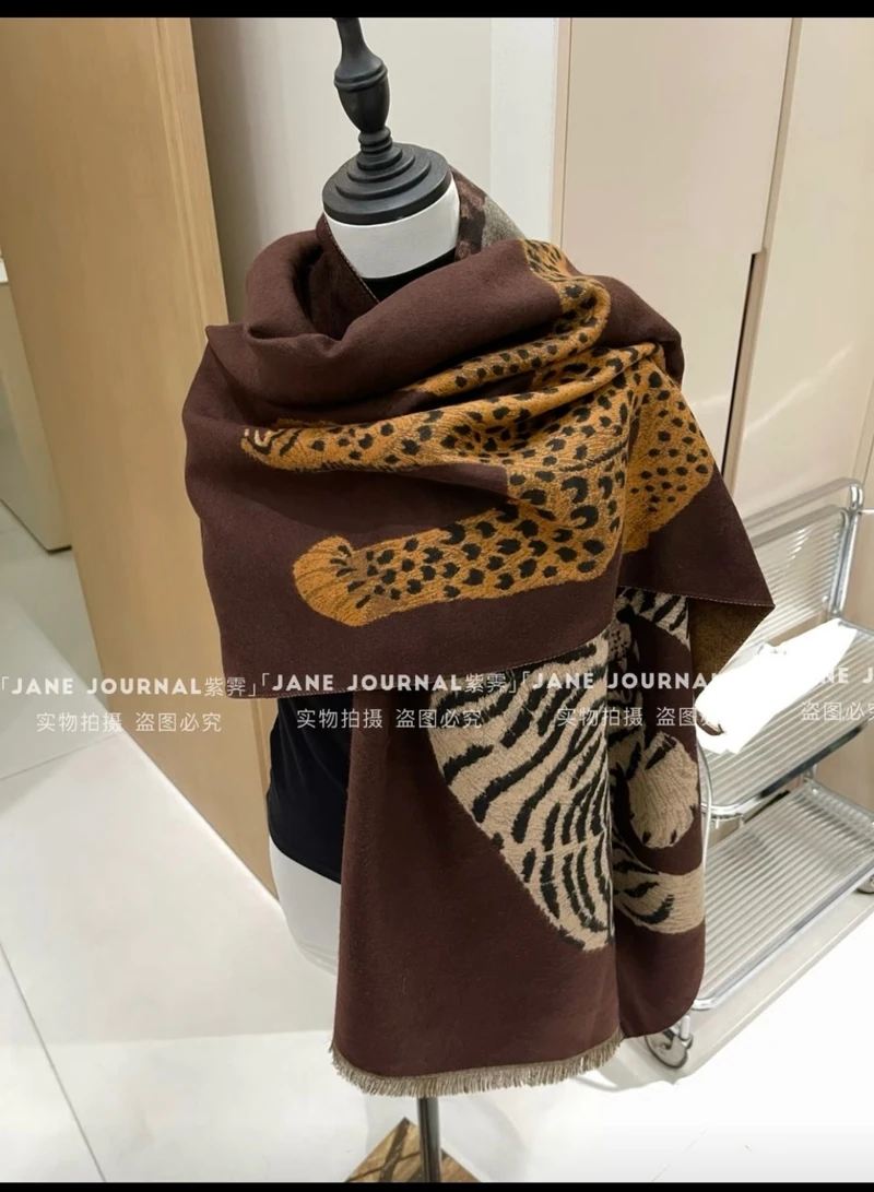 Animal-pattern scarf