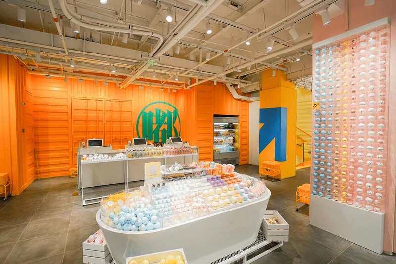 KKV interior with orange container-style walls and a road-arrow design