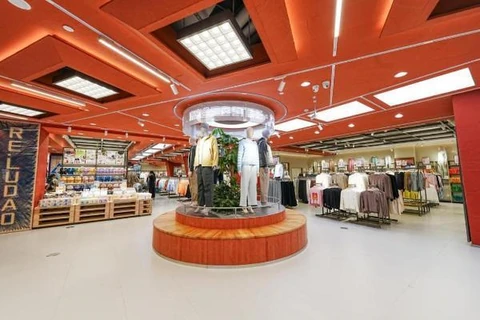 LUDAO wide interior with clothing and everyday goods